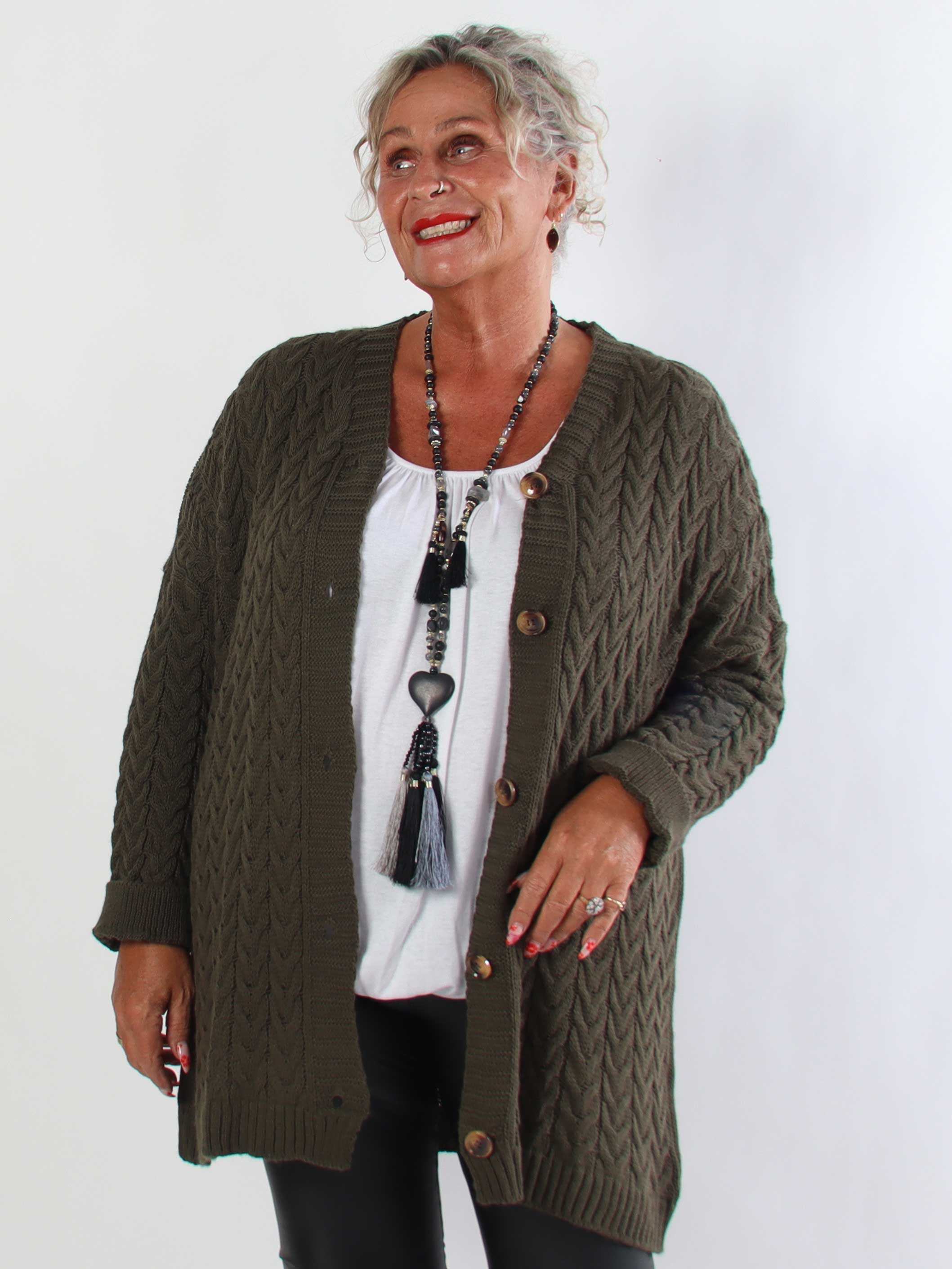 Gladys - Plus size strikcardigan i klassisk kabelstrik med fine træknapper